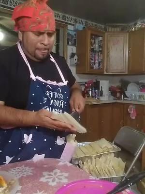 SIEMPRE ES UNA ETERNIDAD HACIENDO TAMALES #preparando #tamales #añonuevo #lamasa #noseacaba #humor #mandil #elpinchetony 