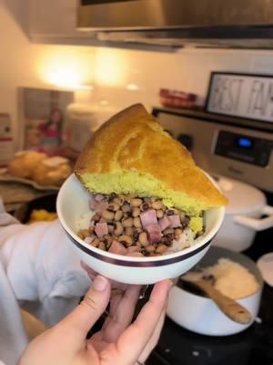 It’s New Year’s Eve so for tonight’s dinner and for tomorrow we will be eatting Black Eyed Peas and Corn Bread! Black Eyed Peas = GOOD LUCK & Cornbread = GOLD $$$  What’s your family traditions?? #happynewyear #newyearseve #newyearsmeal #blackeyedpeas #cornbread #collardgreens 