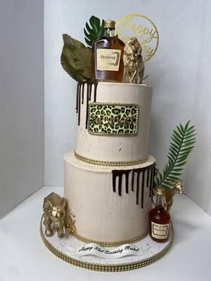 Hennessy Cake 🎉 • • • • #hennessey #hennessycake #happynewyears #nycbaker #newyorkcitybaker #newjerseybaker #njbaker #rochesterbaker #cakedecorator #eventplanner #adultdrinks #happybirthday #hennesseycupcakes #hennessytreats 