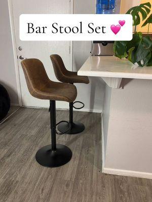 LOVE this color 😍💕 they were very easy to assemble too 😌 @flyskyfurniture #barstoolset #barstool #furniture #chairs #ergonomicchair #livingroom #kitchenbarstools #kitchenstools #newyeardeals 