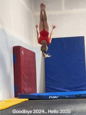 Goodbye 2024…. 👋Hello 2025. The future is bright—2025 is yours to conquer! #layout #newgoals #gymgirlie #endoftheyear #2025goals #positivemindset #soar #backflip 