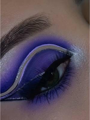 purple 💜👾🍇💟☂️🪻🪁  #benefitcosmetics #benefitclubpink #benebabe #benefitbrows #graphicliner #purpleeyeshadow #eyeshadowtutorial #cutcrease 