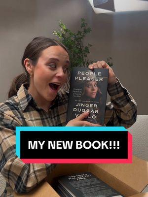 People Pleaser is in my hands! Can’t wait for you to get it in yours 🙌🏼 #peoplepleaser #jingervuolo #jingerduggarvuolo #jingerduggar #newbook