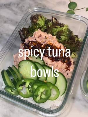 SPICY TUNA BOWLS Like sushi and want it in a bowl for meal prep instead? This SPICY TUNA BOWLS prep is EASY to make and makes me feel like I am eating a spicy sushi roll for lunch.  dEATS 👇🏼 🐟 2, 3 oz cans of tuna in water 🐟 1/2 c avocado mayo 🐟 1 tsp Sriracha (extra for topping) 🐟 1 tsp sesame oil 🐟 1.5 tsp coconut aminos 🐟 1 c rice of choice, cooked 🐟 2 c broccoli 🐟 1 tsp olive oil 🐟 EBTB seasoning for topping Preheat oven to 425 F. Wash and pat dry broccoli and place on an oven safe sheet pan. Drizzle with olive oil and bake in oven for 12 minutes or until crispy. Evenly divide rice into two meal prep containers and add broccoli to each. In a separate bowl, add tuna, mayo, sriracha, sesame oil, and coconut aminos. Mix well. Evenly divide spicy tuna mixture among containers. Sprinkle EBTB on top and drizzle extra Sriracha over tuna. Enjoy! Be sure to LIKE + SAVE + FOLLOW for more meal prep inspiration ✨✨   🍓🍓🍓🍓🍓🍓🍓🍓🍓🍓🍓🍓🍓🍓🍓🍓 #healthymealprep #foodandfitness #fitness #fitnessfood #mealprepmotivation #mealprep #healthylifestyle #healthyrecipes