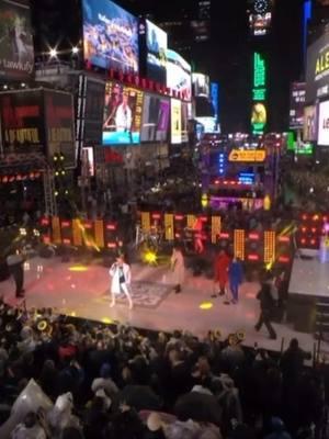 A fun throwback to Duran Duran’s performance on Dick Clark’s New Year’s Rockin’ Eve With Ryan Seacrest where they ushered in the year 2023 in Times Square! #newyearseve #rockingeve #wildboys #duranlive #timessquare