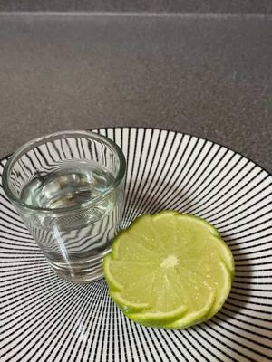 Beneficios de un shot de tequila en ayunas? De acuerdo con expansión.mx, el tequila que sea 100% de agave puede mejorar la digestión. La recomendación es ingerirlo con el estómago vacío o en ayunas. De la misma manera, se aconseja evitar mezclarlo con algún refresco. #tequila #casaazul #tequila100agave 