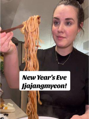 New Year’s Eve Jjajangmyeon 🥳!! Wishing you all a warm and prosperous new year 🥰. #koreanfood #foodontiktok #foodtiktok #blackbeannoodles #jjajangmyeon #mukbang #cooking #cookwithme 