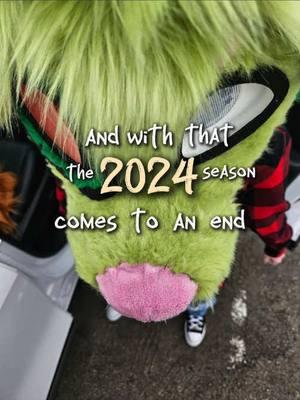 Wow this year is already over.. 💖 #fursuit #gerardway #mcrcosplay #partypoisoncosplay #Mychemicalromance #fursuitmaker #foryoupage #nevergonnagiveyouup #nevergonnaletyoudown #nevergonnaturnaroundanddesertyou #CapCut 