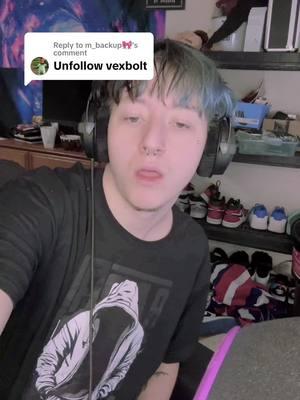 Replying to @m_backup🎀 Why is everyone saying unfollow vexbolt, im just trying to rap #fyp #icyhallow #live #freestyle #vexbolts 