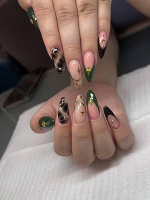 Green and black nail set #nailart #almomdnails #nailart #chromenails #nailarttutorial #nailsstepbystep #uñas #uñasacrilicas #uñasdecoradas #uñasalmendradas 