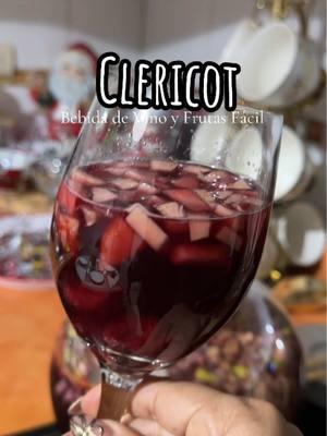 Clericot bebida con vino y frutas  🍷Vino tinto 6 copas 🍏1manzana verde 🍎1manzana roja  🫧Agua mineral 60ml 🥤Sprit 60ml 🍋‍🟩El jugo de 10 limones  🍓Fresa,moras 🫐 #clericot #recetasfaciles #bebidas #vino #vinotinto #recetafacil #drinks #drink 