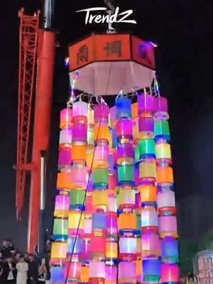 Inside the large paper box, many exquisite layers of lanterns are hidden. As the fireworks ignite, the lanterns fall and bloom one by one, bursting into vibrant colors, sounds, and shapes, radiating a dazzling light that symbolizes peace and prosperity.#Boxfireworks #2025 #peaceandprosperity