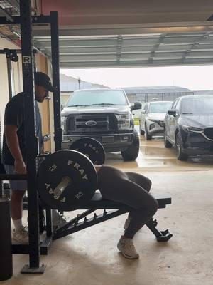 Upper body days are my favorite 🤝🏽 #benching #upperbodyworkouts #upperbody #training #letsgo #gymbuddy #workoutpartner #garagegym 