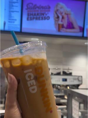 That’s that me espresso ✨🤎 #sabrinacarpenter #sabrinacarpenterespresso #dunkin #dunkindonuts #brownsugarshakenespresso #shakethatess’ #fyp 