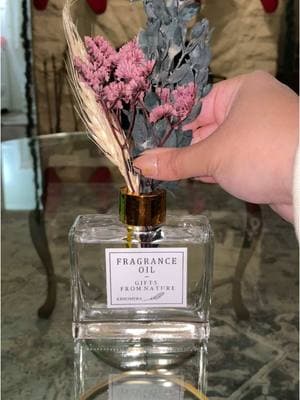 Reed Fragrance Oil Diffusers with dried flowers are absolutely gorgeous! 💐 Link Above! #kbhomefra #homefragrance #reeddiffuser #reeddiffusercare #fragrence #oildiffuser #driedflowers #flowers 