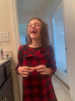 My daughter lost her 2 front teeth and now has a lisp… she’s so cute #dadsoftiktok #daughtersoftiktok #lisp #happynewyear2025 