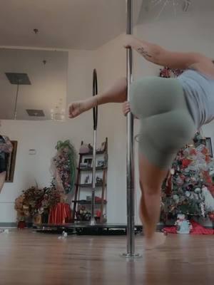 #CapCut throw back to that one time I did this super Cool Liberating thing this year. Goal this year, do more of this. #tik_tok #fyp #fypシ゚ #whatwouldpoptartsdo #MomsofTikTok #poledance #polefitnessbeginner #newyears 