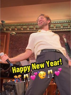 Happy New Year from the Eastern Time Zone!! 🎉🥳🎊 Cheers to 2025 & many more incredible Aaron memories to come!!! 💕🥂 📹: 🙋‍♀️ (Aaron Tveit at NYE 54 Below 12/31/23) #aarontveit #newyearseve #musicaltheatre #bway #tonyawardwinner #fyp 