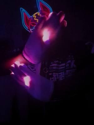 First light show of 2025 happy new year! #throwlights #LightShow #ledlights #ledmask #flowarts #flowartist #dance #tutting #fingertutting #fingerdance #dancing #rave #handdance #handdancer #handdances #SZA #happynewyear 