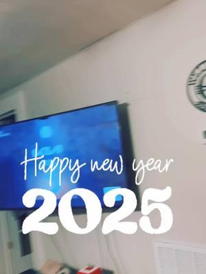 #newyear #happynewyear #kisscam #2025 #MomsofTikTok 