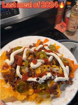 Bombbb Nachos😮‍💨 Happy New Years🥳 #nachos#lastmealof2024#asmr#asmreating#crunchysounds#Foodie#latenightcravings  