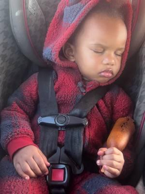 She tried!! #bunnden #littlesis #corndog #newyear #sleepeating #nap #sleepthenewyearin 