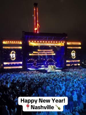 Happy New Year from Nashville’s Big Bash! #nashville #nashvilletn #nye #newyearseve #nashvillebigbash #nashvillenye #fireworks 