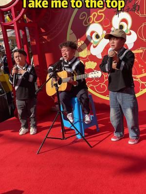 Today is China's New Year's Day. I wish everyone a happy New Year! The live version of "Tak Me to the Top of the Mountain" is for everyone!#muyunbrothers #guitarplayer #yi #chinesesinger 