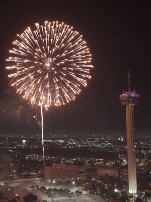 Midnight New Years Fireworks Downtown San Antonio, Texas 🧨🎆 #fireworks #newyears #sanantonio #210 #downtown #toweroftheamericas 