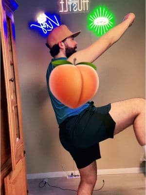 🍑 Just when I didn’t think it was possible. Unexpectedly & with out trying; came into 2025 with even a bigger dumpy. 🤣 #dumptruck #gyatt #gyatttttttt #beard #menwithbeards #peach #glutes #2025 #gains 