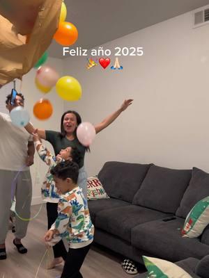 Feliz año 2025 🎉❤️🙏🏻 los queremos mucho familia virtual ❤️ Deseamos que sea un gran año para todos 🙏🏻 Gracias por todo su amor y apoyo 🥹😘 #happynewyear #happy2025 #2025 #family #familytime 