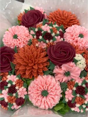 🌸 Kick off 2025 with a unique twist on bouquets! 🌸 These one-of-a-kind and delicious cupcake bouquets are beautifully arranged to look like stunning floral displays. A feast for the eyes and the taste buds, they’re perfect for special occasions—or just to treat yourself! 🧁💐 📍 Just a reminder: We are a pick-up only business located in Columbus, Ohio. ✨ Start the year with sweetness—place your order today! ✨ #sameensboucakes #cupcakes #buttercreamflowers #edibleart #foodart #buttercream #homebaker #sweettreats #bouquetofcupcakes #giftideas #uniquegifts #shoplocal #special #unique #homebaker #614eats 