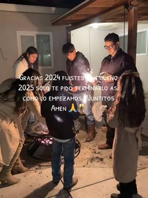 Feliz Año Nuevo Mil bndiciones para todos 🙏 #newyear #añonuevo #family #familiade6 #bendecida #2025 #welcome2025 #qualitytime #tiktokshopping #ttshop #firepit #outdooractivities #outdoorfirepit 