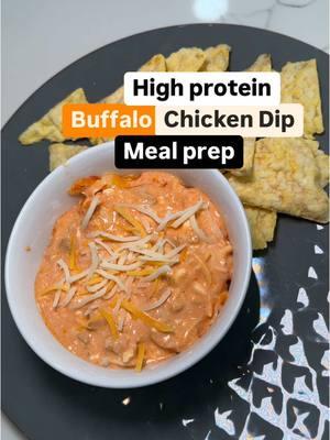 HIGH PROTEIN BUFFALO CHICKEN DIP🐓 INGREDIENTS: -2 cups Shredded chicken -1 cup low fat Cottage cheese -1 cup low fat plain Greek yogurt -1 cup Buffalo sauce -1/2 cup Shredded cheese -Pop corners DIRECTIONS: 1. Pre heat oven to 350 2. mix all ingredients together in a oven safe dish 3. top with shredded cheese 4. bake on 350 degrees for 30 mins 5. Serve with pop corners or veggie sticks and enjoy! #weightloss #weightlosstransformation #highprotein #buffalochickendip #mealprep #healthysnacks #highproteinsnack