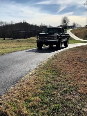 A good looking woman and a squarebody just goes together 😍@Candice #letsgoforaride #squarebody #chevytrucks #k10 