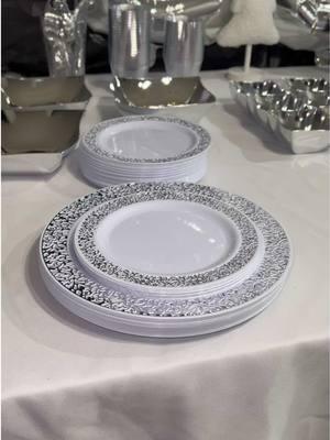 Que lindos son 😍👌 #platosdesechables #fiestaparty #partyessentials #utensils #disposable #disposableplates #plates #newyeareve #xmaseve #silver #ashtrevino #ttshopdeals #foryouuuuu #CapCut 