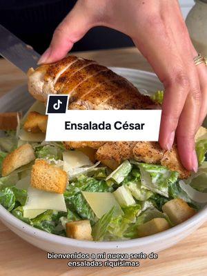 🥗 Ensalada César con Aderezo Casero Saludable ✨Guarda esta receta para después✨ Versión imprimible en el enlace del perfil Ingredientes: Para el Aderezo César: 1 tz de mayonesa de aceite de aguacate (@Chosen Foods ) 3 dientes de ajo, picados 2 filetes de anchoas (o 1 cdta de pasta de anchoas) 1 cda de mostaza Dijon 1 cda de jugo de limón fresco 1/2 tz de queso parmesano recién rallado 1/2 cdta de pimienta negra 1/4 cdta de sal 3 cdas de agua (para diluir) Para la Ensalada: 2 cabezas grandes de lechuga romana, picada ¼ tz de láminas de queso parmesano 2 pechugas de pollo grandes ¼ cdta de sal ⅛ cdta de pimienta negra ¼ cdta de ajo en polvo 2 cdas de aceite de aguacate Para los Crutones: 3 rebanadas de pan bajo en carbohidratos (@NaturesOwnBread ) Aceite de aguacate para rociar Pizca de sal Instrucciones: 1. En un bol mediano, machaca los filetes de anchoas con un tenedor hasta formar una pasta suave. Añade la mayonesa, ajo picado, mostaza Dijon y jugo de limón, batiendo hasta que esté bien combinado. Incorpora el queso parmesano rallado, sal y pimienta negra. Refrigera mientras preparas los otros componentes. 2. Para el pollo, sazona las pechugas uniformemente con sal, pimienta y ajo en polvo. Calienta el aceite de aguacate en una sartén grande a fuego medio-alto. Cocina el pollo por 6-7 minutos por lado hasta que esté dorado y la temperatura interna alcance los 165°F. Retira del fuego y deja reposar por 10 minutos antes de cortar en tiras. 3. Corta el pan bajo en carbohidratos en cubos pequeños y uniformes. Rocía con aceite de aguacate y espolvorea con sal, asegurando un recubrimiento uniforme. Coloca en la freidora de aire a 385°F por 5 minutos, agitando la cesta a la mitad del tiempo, hasta que estén dorados y crujientes. 4. Coloca la lechuga romana picada en un bol grande para servir. Añade aproximadamente la mitad del aderezo César preparado y mezcla bien para cubrir todas las hojas. Agrega el pollo en rebanadas y las láminas de parmesano fresco. Cubre con los crutones calientes y rocía con aderezo adicional si lo deseas. #bajoencarbohidratos #ensaladacesar #recetassaludables #prediabetes #sinazucar @From Our Place @Perdue chicken @Perdue Chicken 