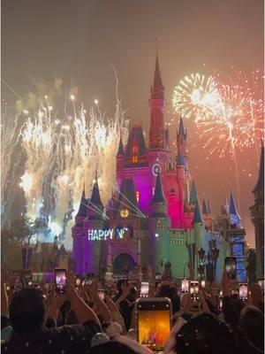 ¡Feliz año nuevo desde Disney Magic Kingdom! #WDW #disney #nye #disneyparks #magickingdom #fyp #viral #trending #felizañonuevo #2025 #d23 