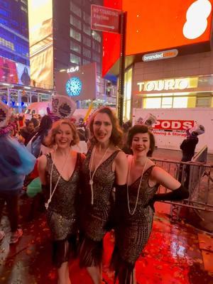 Times Square NYE! 🎊🎉🍾🥂🎩 #nye #timessquare #nyny #newyorkcity #retro #gatsby #fyp #nyc #celebrate #vintage 