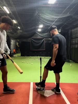 Up and in drill with a short bat is a drill I love doing! Learned this drill from my boy Michael Paez 4th rounder out Coastal Carolina and National Champion… this drill works on keeping that barrel up and inside the baseball trying to create back spin! If you’re getting sidespin you’re loosing your barrel too much! Get after it it’s already next year 😉 - - - - - #miamibaseball #hittingcoach #hittinginstructor #baseball #baseballtips #tophandhitting #backspinbaseball #indoorbaseballfacility #indoortraining #hittershit #nolaunchangle #handeyecoordination #hittingtips #travelball #hittingmechanics #fyp #foryoupage #baseballfyp