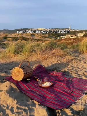 ended 2024 on the beach with Veuve Clicquot, truffle popcorn and the love of my life ❤️✨ #sanfrancisco #onlyinsf #oceanbeach #VeuveClicquot #picnic #california #2024 #2025 #newyearseve #sunset #oceansunset #beach #californialiving #norcal #bayarea  #sanfranciscolife #whimsysoul #sezane #sezanelovers #newyears2024 #ocean 