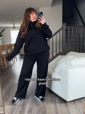 Love a cozy sweatsuit set I can wear everyday. There are many colors available, free shipping and a flash sale right now! #pinspark #sweatsuit #sweatpants #comfortableoutfit #matchingsweatsuit #newyearnewaura #winterfinds #winterfit 