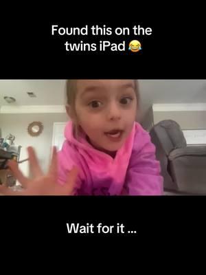 I’m dying 😂😂😂 #twin #twinmom #twins #twinsisters #identicaltwins #identical #funny #fy #fyp #abcxyz #funny #video #ipad #fail #cute #commentbelow #fyipシツ #fyipage 