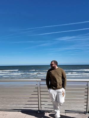 Empezando el año nuevo con buenas vibras en Daytona Beach 🌊☀️. Nada como un día de playa para recargar energías y soñar en grande para el 2025. ¡Vamos con todo, corillo! 💪🏽  #AñoNuevo #VibraPositiva #DíaDePlaya #DaytonaBeach #Beach #Florida #FloridaLife #VisitFlorida #SunshineState #FloridaBeaches #BeachDay  #Pier #Travel #ThingsToDoInFlorida #2025 #OsmoPocket3 