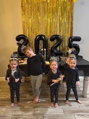 HAPPY NEW YEAR!!! 🖤 #newyears #newyearseve #momof4 #tripletsplusone #momlife #viral #fyp #sahm #stayathomemom #soloparenting #kidsparty