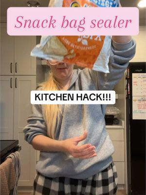 THIS HACK 🔥 #chipbagsealer #bagsealer #chipbaghack #KitchenHacks #kitchengadgets 