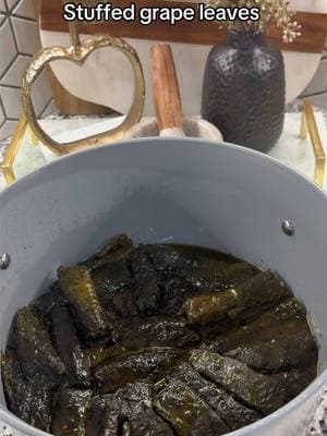 Full recipe in my first pinned video 🫶🏼 #waraqenab#stuffed_grapeleaves#grapeleaves#ArabTikTok#arabfood#lebanon🇱🇧#iraq#happynewyear#middleeastern#Recipe#oliveoil#sour#lemon#2025#dinner#appetizer#ورق_عنب#ورق_عنب_حامض# 