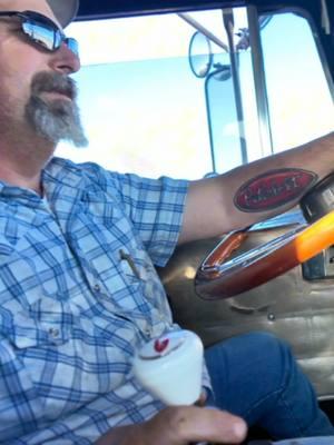 Joey Green moving some of those big rolls of cotton! #806Diver #peterbilt359 #fyp #peterbilt #oldschool #cotton #cottonharvest #stepdeck #trucking #texaspanhandle #agtrucking #westtexasboyz @Joey @Jpattcattleco 