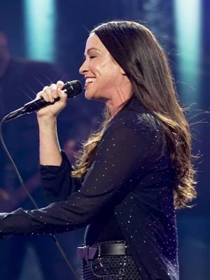 The only thing better than an @alanis performance is a collab with @reneerapp 😎 #RockinEve