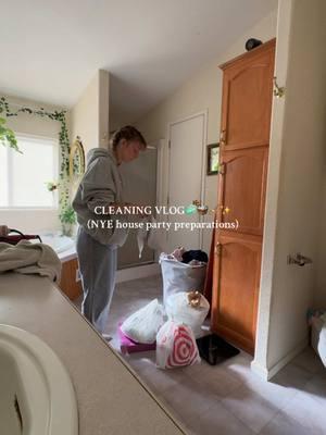 Cleaning vlogs are my fav 🧼🧹🧺 #cleaning #cleaningvlog #partypreparation #cleaningvlogs #cleaningasmr #cleaningtiktok #MomsofTikTok #nye #asmr #chillvlogs #foryoupage 